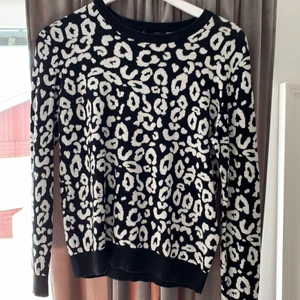 Leopard tröja svart/vit - Snygg mjuk stickad tröja i leopard mönster. Rätt väl använd men ser fortfarande bra ut💓