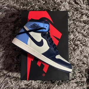 Jordan 1 obsidian - Jordan 1 obsidian, strl. 43, us 9,5. DS (nya). Hör gärna av dig om du har frågor eller bud (rimliga)! (: