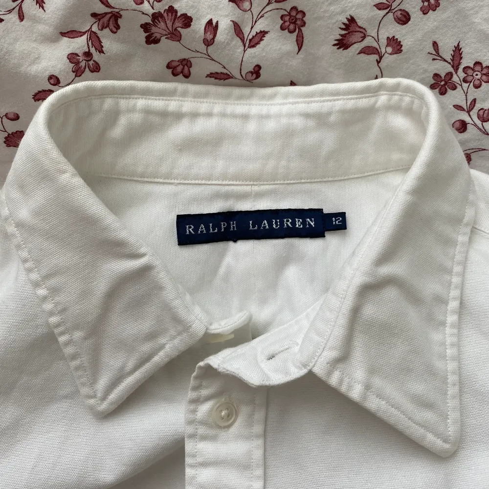 En vintage Ralph Lauren skjorta jag köpte på Etsy för ett tag sedan som tyvärr inte har kommit till användning. Väldigt snygg och grymt bra kvalitet!! Aldrig använd, endast testad. Storlek 12 (L) men passar som M. . Skjortor.