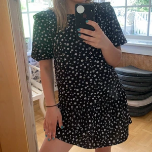 Blommig klänning  - Säljer min super fina klänning ifrån hm. Den finns ej att köpa längre och är bara använd 1 gång. Klänningen är alltså i helt nyskick och kostade 250 kr ny❤️