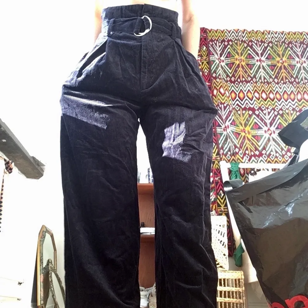 Vida manchesterbyxor med bälte, från Other stories, aldrig använda, taggen finns fortfarande kvar. . Jeans & Byxor.