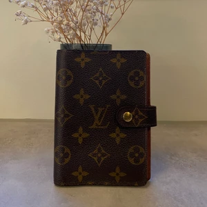 Louis Vuitton agenda - Såå fint skick louis vuitton agenda monogram | måttet 14 x 10 cm | koden CA0977 | alltid frifrakt | kolla gärna på mina andra annonser | insta @nmf_se