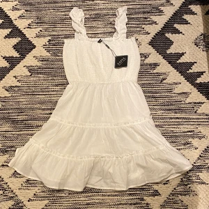 Shein klänning  - Skitgullig vit klänning, perfekt till skolavslutningen eller bara en fin sommardag🌞 Sitter lite löst på mig vid bysten då jag har A-B kupa. Passar därför för personer med större byst än jag! Lappen sitter kvar=aldrig använd✨