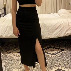 Ribbad kjol - Superskön ribbad kjol🖤 Kjolen har resor i midjan vilket gör att den sitter väldigt bra. Den är i nyskick då den aldrig är använd! Tveka inte att fråga om du undrar något :)