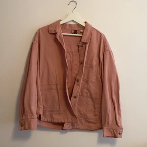 Jeansjacka  - Rosa jeansjacka från H&m. Priset går att diskuteras vid intresse💕 önskas fler bilder kontakta mig! 