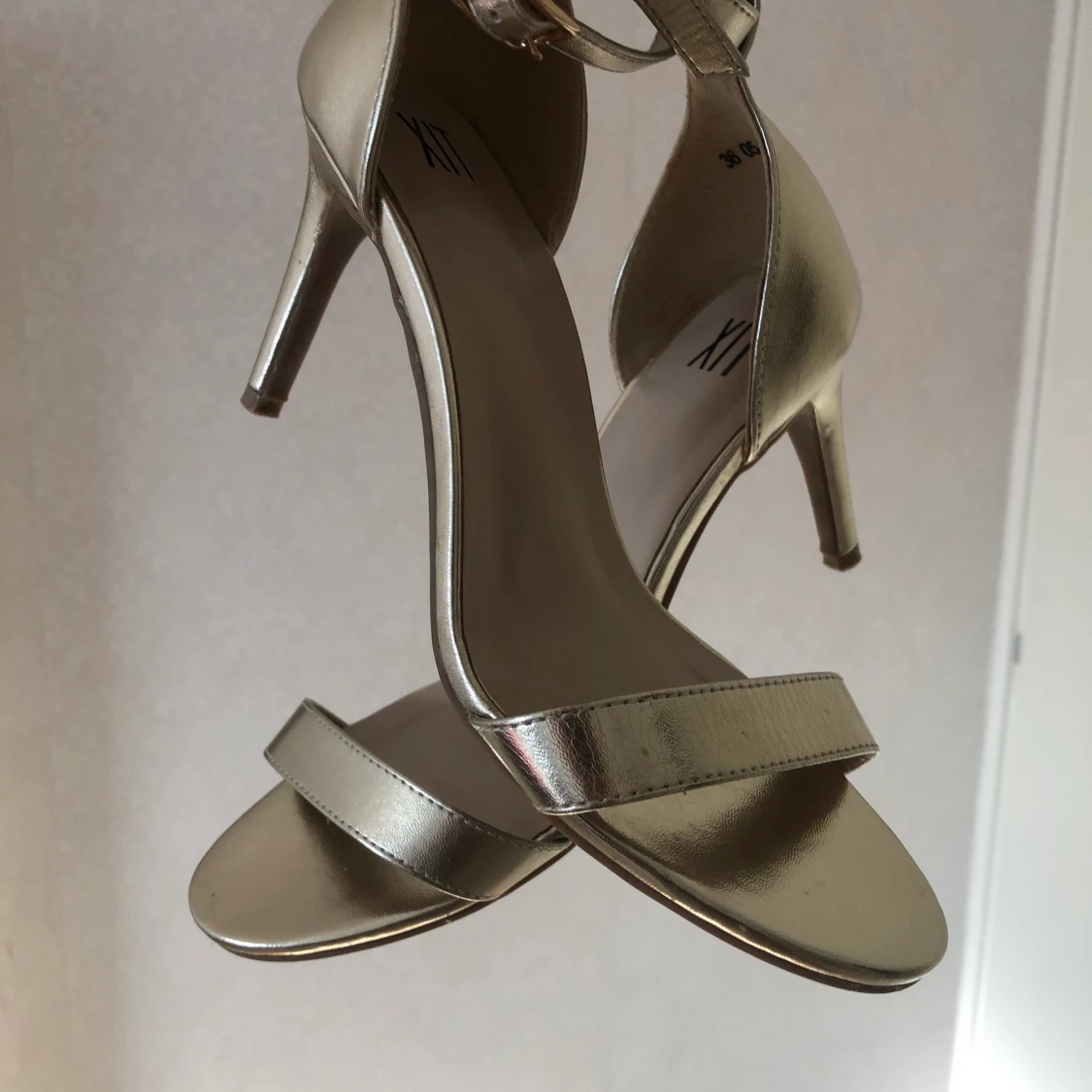 Skor, klackskor, guld - 90