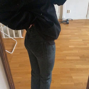Levis 501 Grå/svarta vintage jeans  - Mammas gamla vintage jeans från början av 90-talet. Pyttelitet hål på benet men inget som syns, skicka privat för bild. För små för mig som använder storlek S, passar i längden och tighta i benen men får ej knäppt dom. Så skulle säga XS på dessa. Medelhög midja. Köp direkt för 500 eller buda från 200.