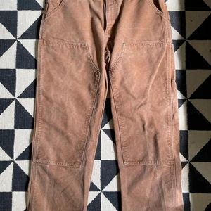 Carhartt  - Carhartt dubbleknee. Ingen Size tag men sitter bra på mig som är 183cm. Skriv för fler bilder! Kan kanske gå ner i pris så kom med bud!