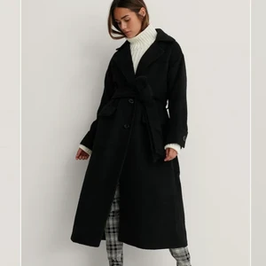 Ullkappa - Slutsåld kappa från nakd, använd men i toppskick! Säljer för jag har tröttnat på den. Kan mötas i Linköping annars tillkommer frakten