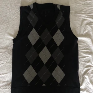 Rutig väst - Har knappt använt den men den är även köpt second hand så jag antar att den är hyfsat använd dock är den i väldigt bra skick. Jätte fin och jag kan skicka bild på passformen ifall du skriver privat. Köpare står för frakten på ungefär 50kr😊😊 skriv för frågor