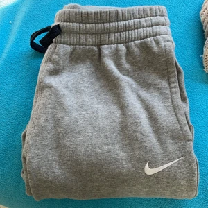Nike mjukisbyxor  - Säljer dessa trendiga Nike mjukisbyxor som blivit för korta på mig. Bra skick. Pris kan diskuteras. Köparen står för frakt 👙