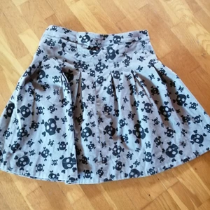 Döskallekjol - Grå kjol med svarta döskallar i storlek 38. Fint skick. Jag har inte möjlighet att visa hur den ser ut på då den är för liten. Priset är inkl vanlig frakt 🌸