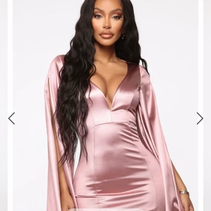 Satin klänning - fashion nova  - Super fin rosa satin klänning ifrån fashion nova som tyvärr aldrig kommit till användning. Alla lappar är kvar, den är endast testad. Klänningen kostade 450 när jag köpte den + frakt. Den är super stretchig så den bör passa en storlek S också. Har ni några frågar är det bara att höra av er💓  