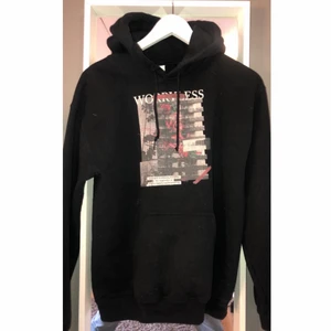 Hoodie Worryless - Svart hoodie från Worryless i fint skick med häftigt tryck på bröstet/magen. Storlek S Nypris: 500kr  Mitt pris: 150 kr+frakt, eller högsta bud, annars kan priset diskuteras.  Alla kläder skickas nytvättade💕
