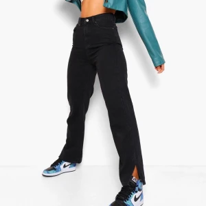 Svarta jeans med slits - Säljer mina helt oanvända jeans från boohoo då dom var lite stora på mig. Dom är i jättefint skick då som endast är testade. Nypris 540kr🥰
