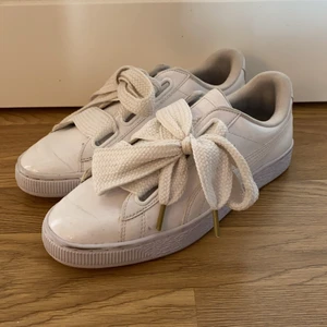 Puma Sneakers - Puma sneakers i bra skick, använda fåtal gånger, vita och rena fortfarande. Storlek 39, frakt tillkommer utanför Umeå