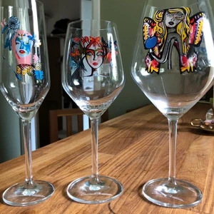 Carolina Gynning glas  - Säljer 2 champangeglas, 4 rödvinsglas, 4 vitvinsglas och 2 dricksglas. Vissa oanvända. Orginalkartong finns kvar. 