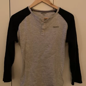 Tröja - Jättefin DKNY tröja. Det står Medium i men passar mig som har S. 