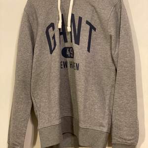 Oanvänd hoodie. Orginal pris 1099kr. Köparen står för frakt men kan mötas upp i Stockholm 