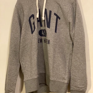 Gant hoodie - Oanvänd hoodie. Orginal pris 1099kr. Köparen står för frakt men kan mötas upp i Stockholm 