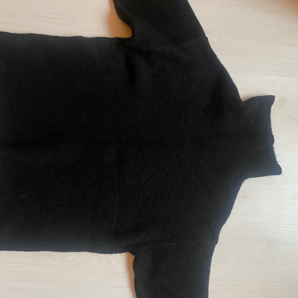 Beige& svart stickad tröja från Zara i väldigt skönt material. Storlek S men passar XS-M. Pris 175kr st eller båda för 300 . Stickat.