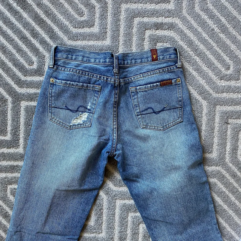 Så snygga lågmidjade 7 for all mankind jeans i storlek 27. Superbra skick. Köparen står för frakt💕. Jeans & Byxor.