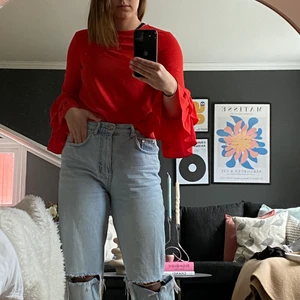 Röd volangblus S - Röd volangblus från Vila i strl S. Jättefint skick 