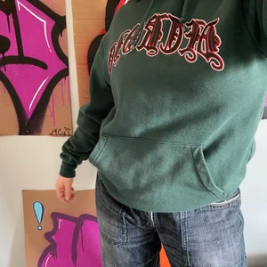 grön hoodie med tryck - grön hoodie med tryck i storlek xs                                          buda i kommentarerna från 75kr :))