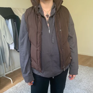 Brun Väst från Esprit  - Superfin brun väst i storlek M från Esprit! Köpt secondhand men använder ej :( Dm:a för fler bilder eller andra frågor! Köparen står för frakt 