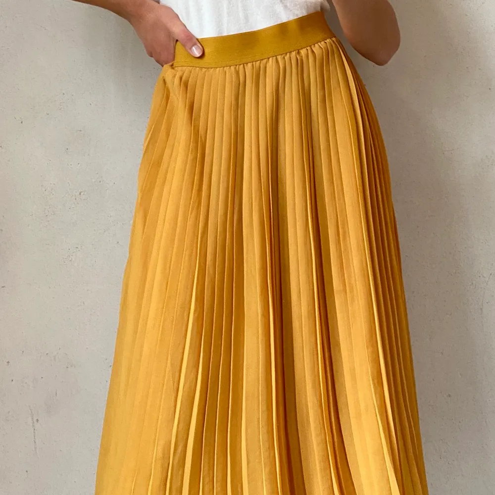 Så fin plisserad gul kjol som sitter fint på kroppen💛 Sparsamt använd!. Kjolar.