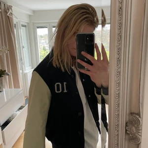 College jacka - Säljer en snygg college jacka från SVEA. Passar XS-M 💙