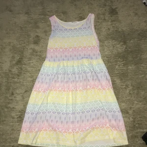 Barnkläder kit  - Två klänningar och en kjol som alla är i använt skick.