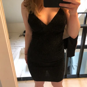 Glittrig klänning storlek S - Jättefin festklänning! Urringad samt lite formad i höfterna, vilket ger illusionen av större höfter och mer timglasfigur 🥂✨ kan skickas mot att köparen betalar frakten! 