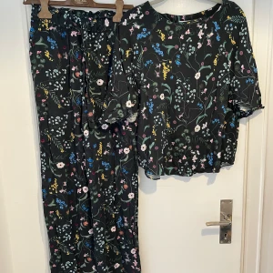 Fint matchande set, byxa och tröja - Ett matchande luftigt set med vida byxor och en slapp trekvartsärm tröja. Byxora stl 36 och Tröjan stl 38