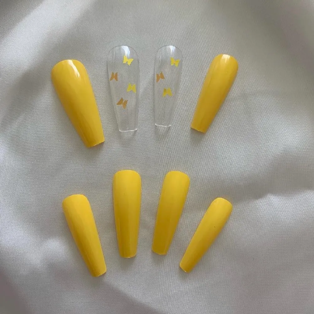 Det är inte bara dom åtta naglarna men det är 10st/ett kit och man får 10st dubbelsidig klistermärken som är till naglarna. Man får också lite extra naglar om naglarna är för stora eller för små                                                                            Lager status: 1/1.. Accessoarer.