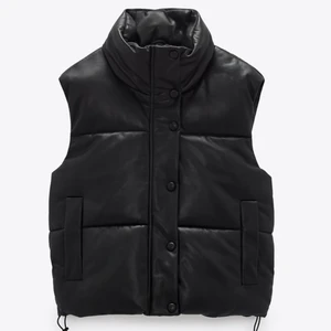 Väst från zara - Säljer denna skinn västen från zara då den inte kommer till användning längre. Superbra skick, de två sista bilderna är hur västen ser ut på mig!              BUDA från 250kr ❤️❤️❤️  