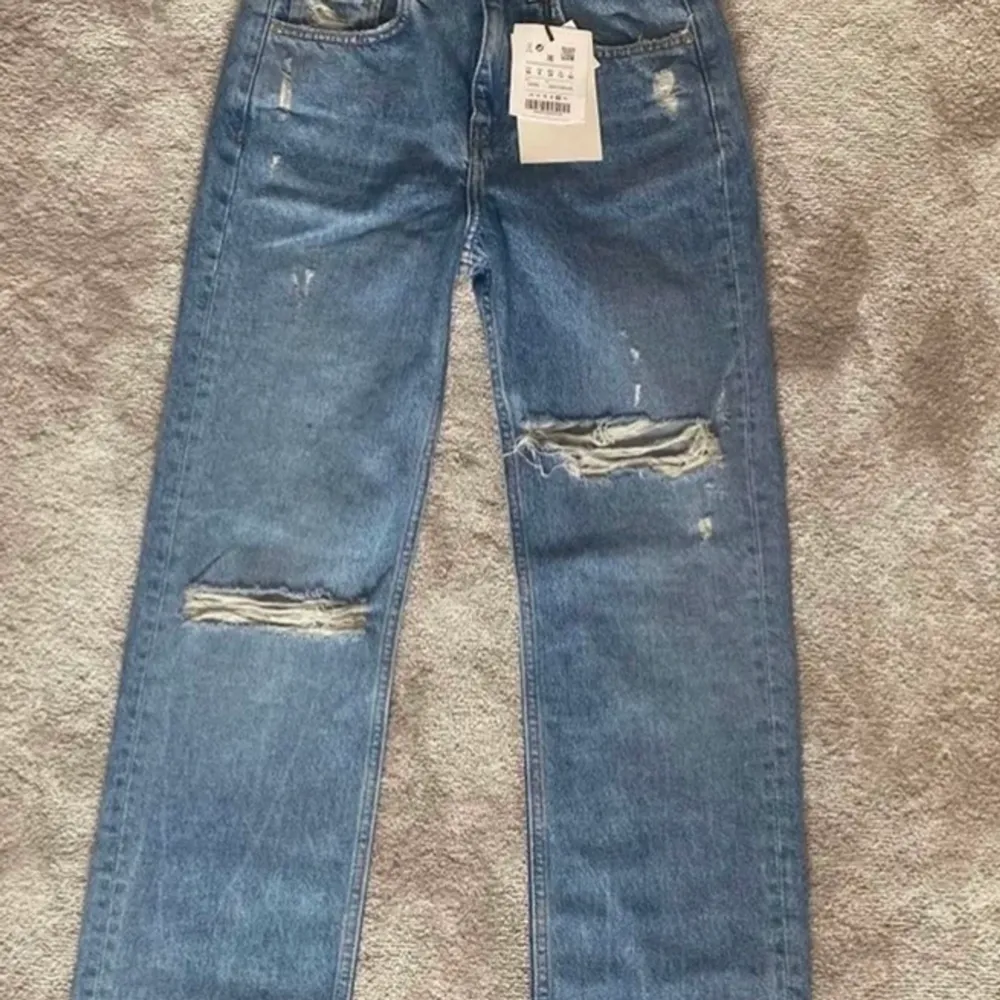 Jätte fina jeans som inte är använda för att har inte fått nån användning av dom. Dom sitter jätte snyggt och är väldigt små i storleken! (Lånad bild) . Jeans & Byxor.