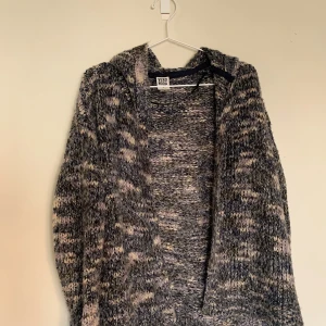 Kofta - Kofta med luva. 🤍 