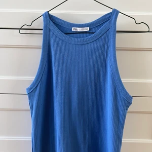 Topp från Zara - Fin blå topp från Zara som aldrig är använd.