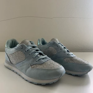 Glittriga blåa sneakers!  - Glittriga unika sneakers i storlek 38. Använda fåtal gånger.  