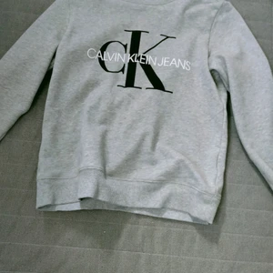 Melvin clein tröja - En CK tröja som jag bara använt 1-2 gånger. Vet inte riktigt vilken storlek det är men den passar nog 150 eller möjligtvust xs
