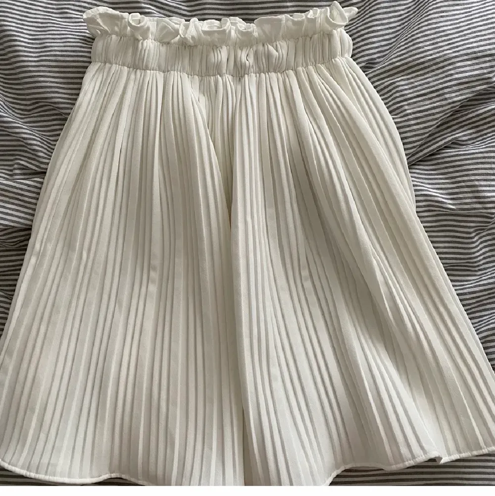 Super fin vit kjol från Gina tricot. Aldrig använd & prislappen finns kvar . Kjolar.