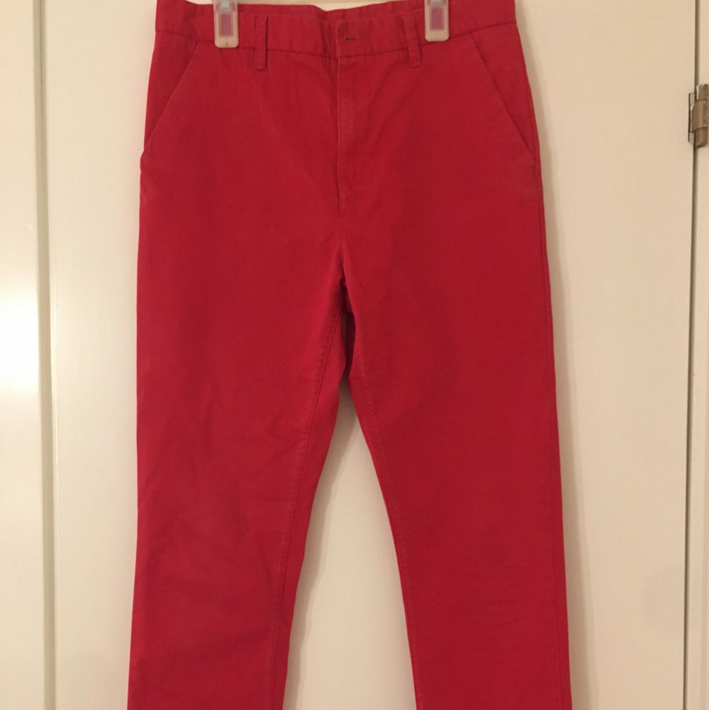 Röda chinos från H&M✨Bra skick✨Kontakta om du är intresserad✨. Jeans & Byxor.