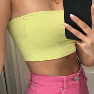 Tubtopp - Jättefin bandeu crop top från Gina tricot som är sååå fin när man är brun. Den kommer tyvärr inte till användning längre och säljs därav. Nypris ca 100kr