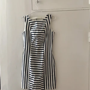 Randig tight klänning - Köpt på HM, sparsamt använd. Passar en S/liten M