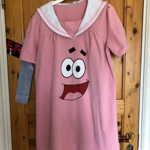 ROSA PATRIK KLÄNNING - Mjuk och fin Sailor klänning med Patrik från svampbob som motiv! Köpt på kawaii shop! Kommer från ett rökfritt hem
