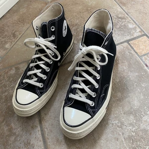 Converse Chuck Taylor All Star 70 High - Hjälper min bror att sälja sina svarta converse i modellen Chuck Taylor All Star 70 High, då han köpte fel storlek. Nypris= 950kr. Skorna är använda några fåtal gånger och är därför i väldigt fint skick. Frakt ingår i priset! 😁