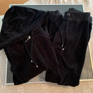 Svart Mjukisset - Det klassiska svarta mjukissetet ifrån Cubus i storlek XS. 🖤 Det är använt men i bra skick, inga hål eller liknade! Tyget på insidan är forfarande mjukt och stretchigt och det på utsidan är sammetsliknade i gott skick. Säljer då det är lite för litet på mig! Pris är exklusive frakt. Skriv fall det är några frågor så svarar jag så snabbt jag kan! 🥰