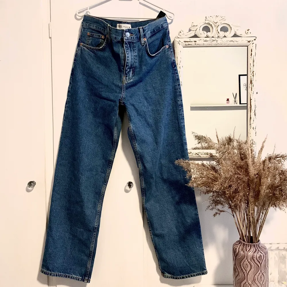 Helt oanvända byxor från zara i storlek 38. Säljer då de är för små. Perfekt innerbenslängd för dom som är ca 160. . Jeans & Byxor.