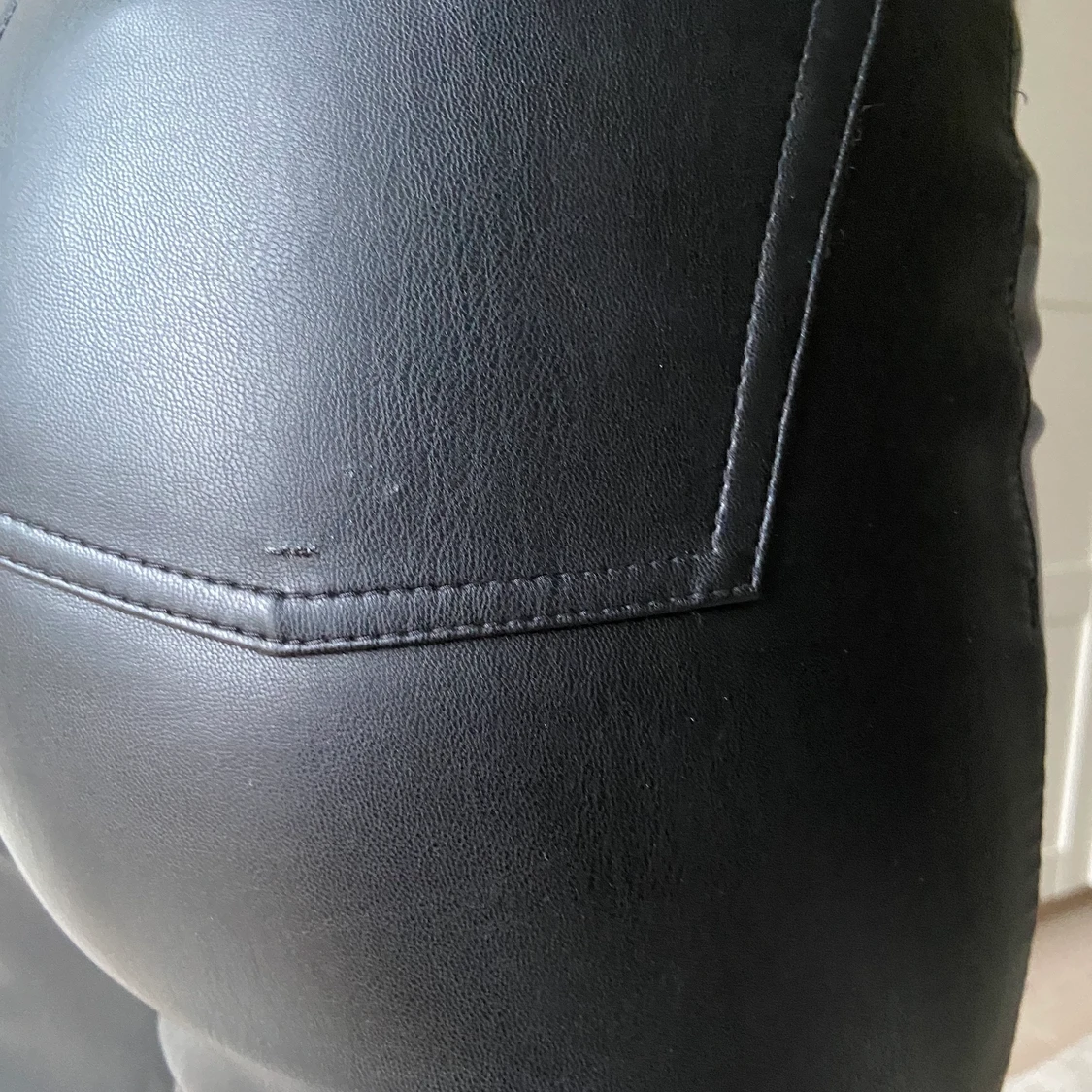 Byxa i läderimitation, H&M - 91